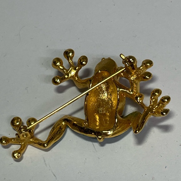 Elegant Green and Gold Frog Brooch - Picture 3 of 3